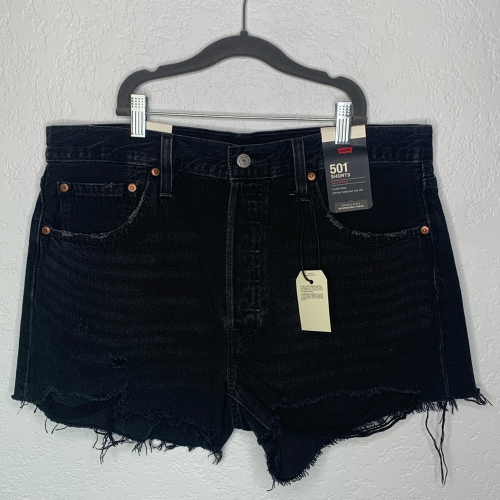Black Levi’s high rise Jean shorts🌟